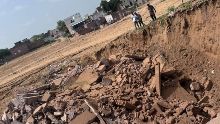 नोखा में बड़ा हादसा: धमाके के साथ जमींदोज हुआ मकान, 30 फीट गहरे गड्ढे में समाया