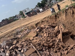 नोखा में बड़ा हादसा: धमाके के साथ जमींदोज हुआ मकान, 30 फीट गहरे गड्ढे में समाया नोखा में बड़ा हादसा: धमाके के साथ जमींदोज हुआ मकान, 30 फीट गहरे गड्ढे में समाया