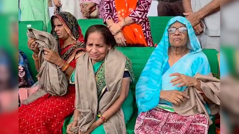 Independence Day: स्वतंत्रता दिवस के कार्यक्रम में मंत्री के सामने रो पड़ी वीरांगना, पड़ोसी IPS पर लगाया आरोप