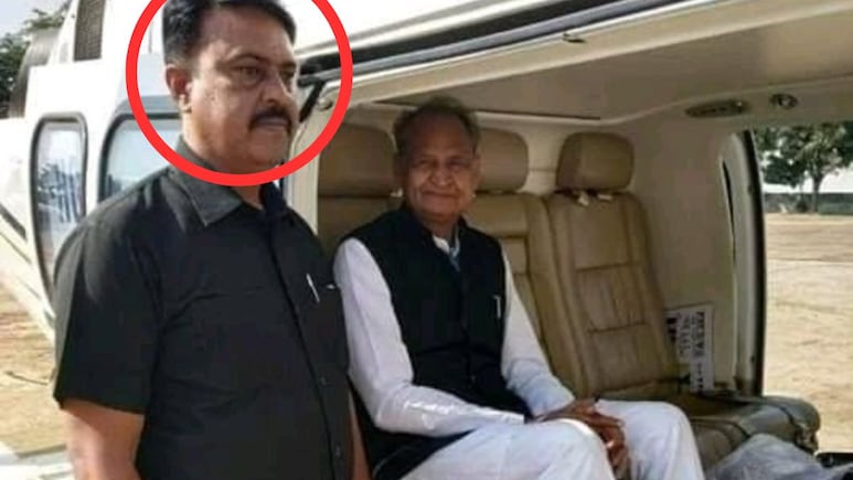 पूर्व CM अशोक गहलोत की सिक्योरिटी में तैनात जवान को SOG ने दबोचा, SI पेपर लीक से जुड़ा हुआ है मामला पूर्व CM अशोक गहलोत की सिक्योरिटी में तैनात जवान को SOG ने दबोचा, SI पेपर लीक से जुड़ा हुआ है मामला