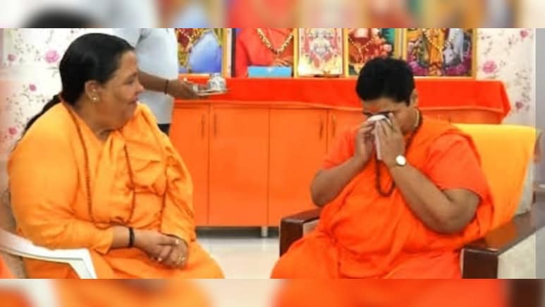 भोपाल में प्रज्ञा ठाकुर से घर जाकर मिलीं उमा भारती, कहा- मसीहा हैं साध्वी भोपाल में प्रज्ञा ठाकुर से घर जाकर मिलीं उमा भारती, कहा- मसीहा हैं साध्वी