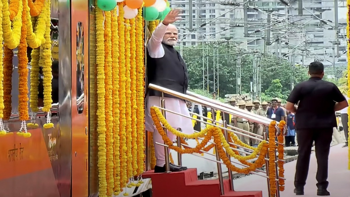पीएम मोदी ने बेंगलुरु को दी नई मेट्रो लाइन की सौगात, तीन वंदे भारत ट्रेनों को भी दिखाई हरी झंडी
