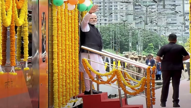 पीएम मोदी ने बेंगलुरु को दी नई मेट्रो लाइन की सौगात, तीन वंदे भारत ट्रेनों को भी दिखाई हरी झंडी पीएम मोदी ने बेंगलुरु को दी नई मेट्रो लाइन की सौगात, तीन वंदे भारत ट्रेनों को भी दिखाई हरी झंडी