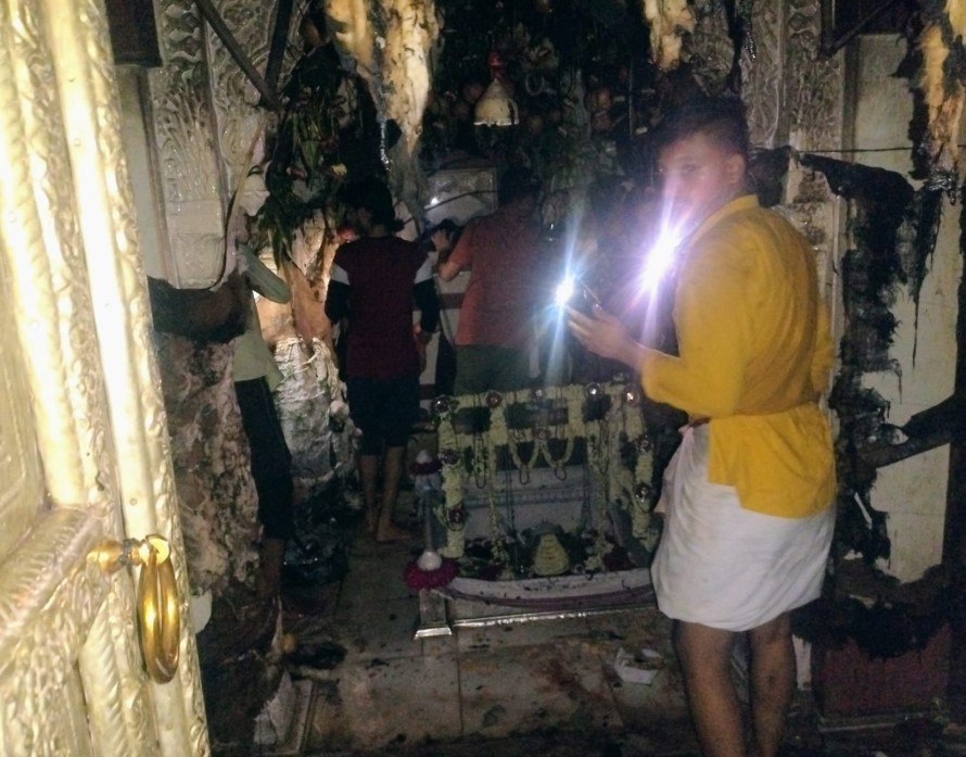 वाराणसी के आत्मविश्वस्नेश्वर मंदिर के गर्भगृह में लगी आग, 7 झुलसे