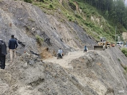 Landslide Blocks Uttarkashi-Gangnani Road, Traffic Disrupted Landslide Blocks Uttarkashi-Gangnani Road, Traffic Disrupted