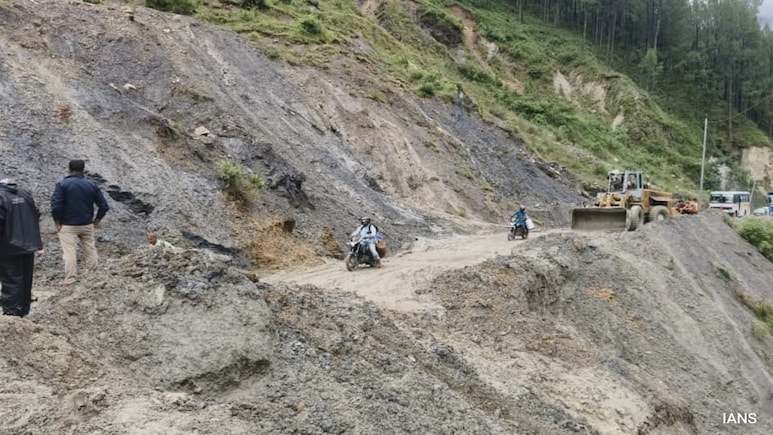 Landslide Blocks Uttarkashi-Gangnani Road, Traffic Disrupted Landslide Blocks Uttarkashi-Gangnani Road, Traffic Disrupted