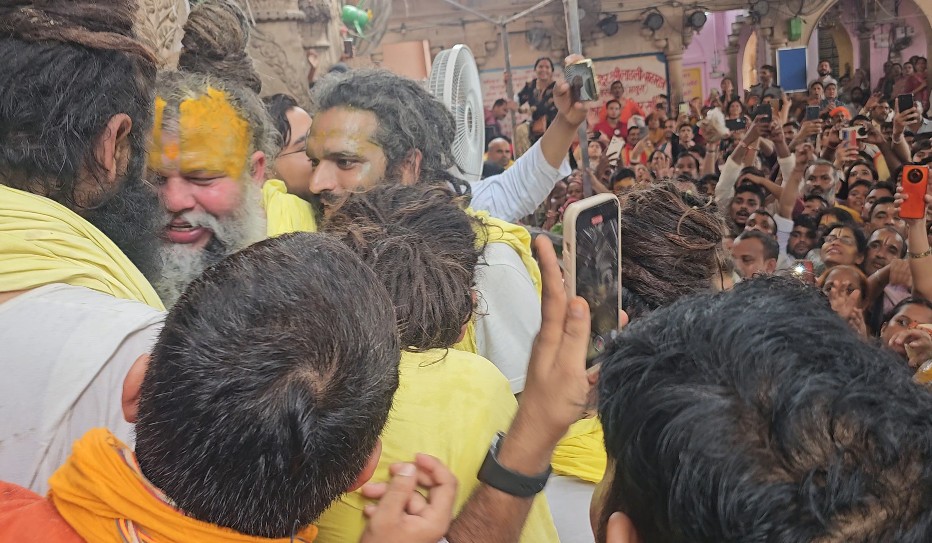 कृष्ण की नगरी में राधा रानी के जन्म उत्सव की धूम, प्रेमानंद महाराज भी दर्शन के लिए पहुंचे दरबार