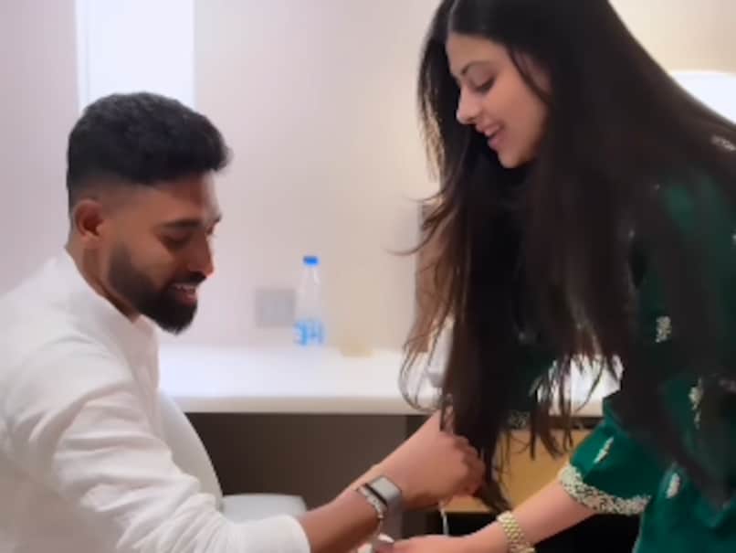 Mohammed Siraj Celebrates Raksha Bandhan With Asha Bhosle's Granddaughter Zanai Bhosle. Video Viral