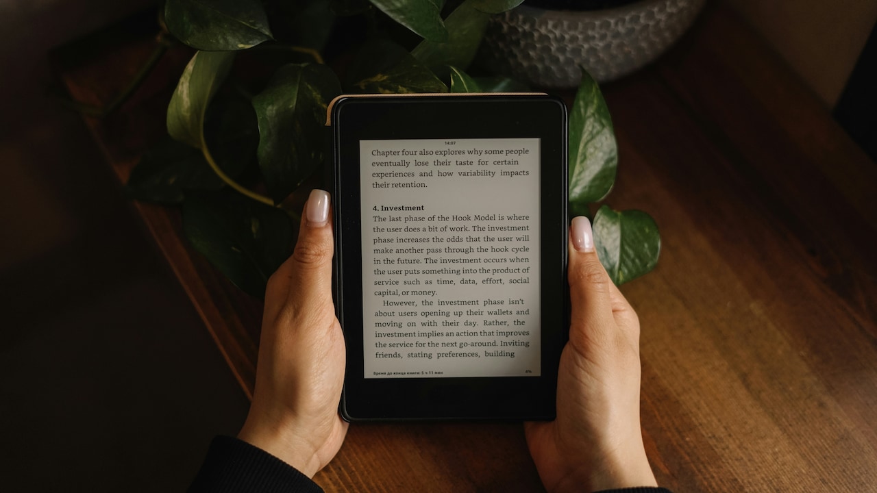 Get weeks of reading in your hands with e-readers that never ask for constant charging