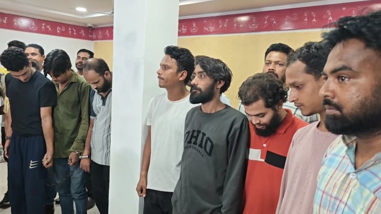 पाकिस्तान से ड्रग्स लाकर भारत में सप्लाई करता था पंजाब का लवलीत, 9 गिरफ्तार; रायपुर के नेटवर्क का भी भंडाफोड़ पाकिस्तान से ड्रग्स लाकर भारत में सप्लाई करता था पंजाब का लवलीत, 9 गिरफ्तार; रायपुर के नेटवर्क का भी भंडाफोड़
