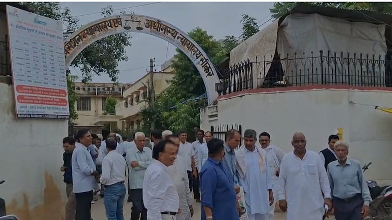 सांसद अमराराम समेत 20 लोगों को कोर्ट से बड़ी राहत, सड़क जाम और पुलिस को गाली देने के मामले में बरी सांसद अमराराम समेत 20 लोगों को कोर्ट से बड़ी राहत, सड़क जाम और पुलिस को गाली देने के मामले में बरी
