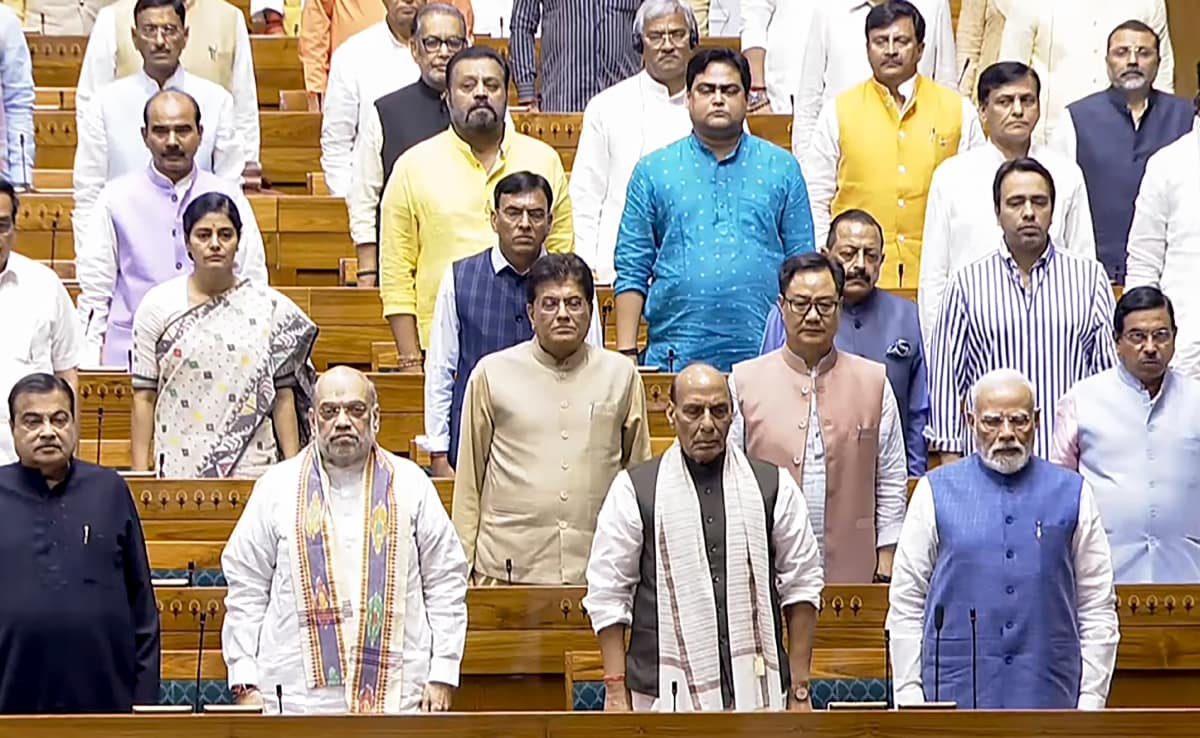 लोकसभा में राष्ट्रीय गीत वंदे मातरम बजाए जाने के दौरान सदन में मौजूद प्रधानमंत्री नरेंद्र मोदी और अन्य मंत्री. लोकसभा में राष्ट्रीय गीत वंदे मातरम बजाए जाने के दौरान सदन में मौजूद प्रधानमंत्री नरेंद्र मोदी और अन्य मंत्री.