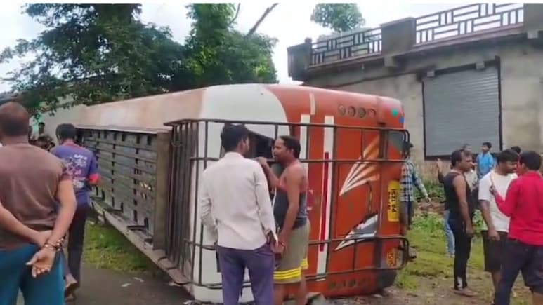 MP Road Accident: मंडला-रीवा में बेकाबू होकर पलटी यात्री बस, स्कूली बच्चे सहित 4 दर्जन लोग घायल MP Road Accident: मंडला-रीवा में बेकाबू होकर पलटी यात्री बस, स्कूली बच्चे सहित 4 दर्जन लोग घायल