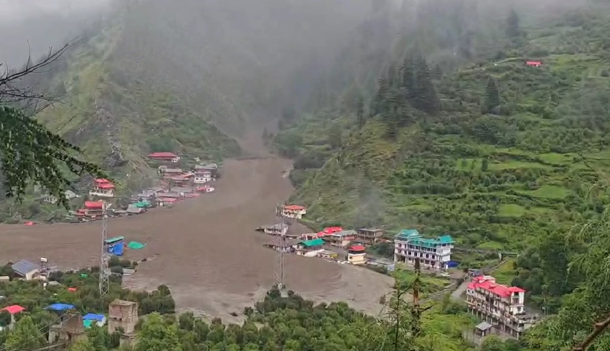 अरे, भागो भागो भागो... चीख पड़ीं लड़कियां, उत्तरकाशी में सैलाब का खौफनाक वीडियो