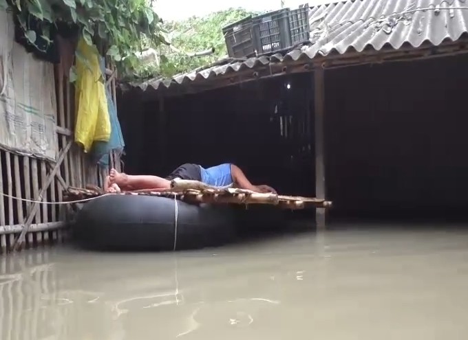 कटिहार में बाढ़ ने मचाया कोहराम! घरों को छोड़कर सुरक्षित जगहों पर जाने को मजबूर हुए ग्रामीण
