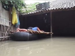 कटिहार में बाढ़ ने मचाया कोहराम! घरों को छोड़कर सुरक्षित जगहों पर जाने को मजबूर हुए ग्रामीण