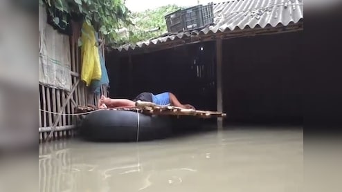 कटिहार में बाढ़ ने मचाया कोहराम! घरों को छोड़कर सुरक्षित जगहों पर जाने को मजबूर हुए ग्रामीण