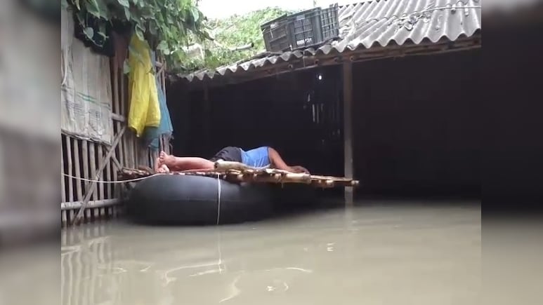 कटिहार में बाढ़ ने मचाया कोहराम! घरों को छोड़कर सुरक्षित जगहों पर जाने को मजबूर हुए ग्रामीण