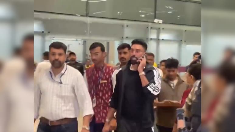 VIDEO: मोहम्मद सिराज का भारत में जोरदार तरीके से हुआ स्वागत, सम्मान में कुछ खास करने वाली है HCA VIDEO: मोहम्मद सिराज का भारत में जोरदार तरीके से हुआ स्वागत, सम्मान में कुछ खास करने वाली है HCA