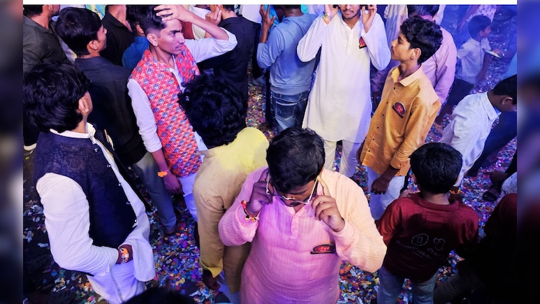Solapur News : सोलापुरात मिरवणुकीतील 'कर्णकर्कश्श' वास्तव, आवाजाच्या नियमांना बगल, पोलिसांचंही दुर्लक्ष