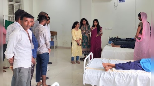नीमच में स्वतंत्रता दिवस पर मिठाई खाकर बीमार हुए बच्चे, अस्पताल में कराना पड़ा भर्ती; SDM मौके पर पहुंचीं