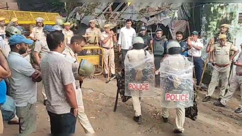 अजमेर में ख्वाजा गरीब नवाज दरगाह के पास से हटाया अतिक्रमण, 500 पुलिसकर्मी तैनात अजमेर में ख्वाजा गरीब नवाज दरगाह के पास से हटाया अतिक्रमण, 500 पुलिसकर्मी तैनात