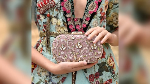 ये Stylish Clutch आपके हर लुक को बनाएंगे Royal और Attractive, कीमत जान रहे जाएंगे हैरान