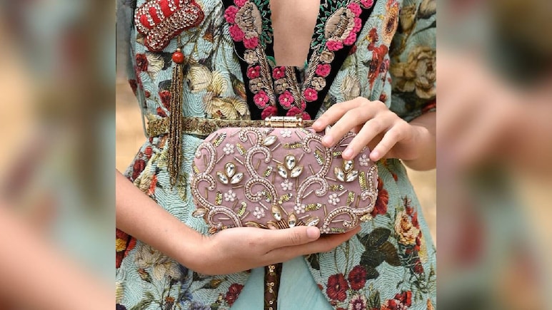 ये Stylish Clutch आपके हर लुक को बनाएंगे Royal और Attractive, कीमत जान रहे जाएंगे हैरान ये Stylish Clutch आपके हर लुक को बनाएंगे Royal और Attractive, कीमत जान रहे जाएंगे हैरान