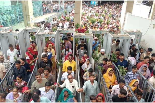 बाबा श्याम को मनाने के लिए श्रद्धालु लाल गुलाब लेकर लाइनों में लगे नजर आ रहे हैं. बाबा श्याम को मनाने के लिए श्रद्धालु लाल गुलाब लेकर लाइनों में लगे नजर आ रहे हैं.