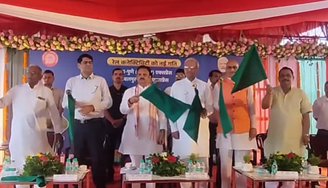ट्रेन को दिखाई हरी झंडी ट्रेन को दिखाई हरी झंडी