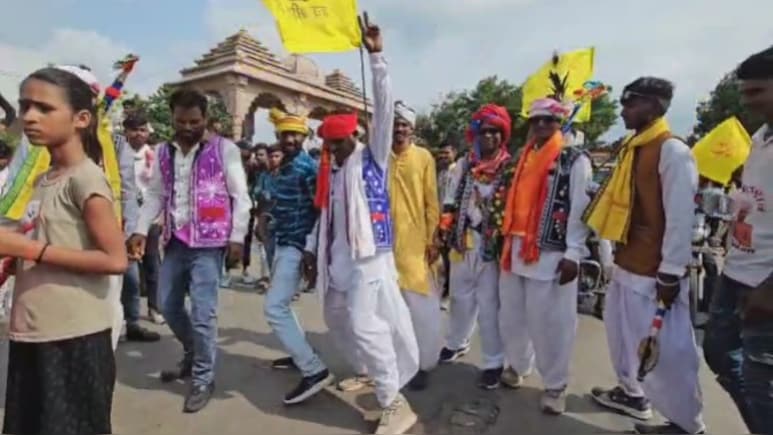 आदिवासी समाज ने की अनोखी मांग, तो कलेक्टर ने फौरन जारी कर दिया ये आदेश, ढोल-मांदर की थाप पर नाचते दिखे लोग