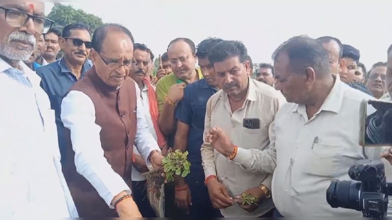 अचानक विदिशा पहुंच गए कृषि मंत्री शिवराज सिंह चौहान, फसल खराब की शिकायत पर खुद किया खेतों का निरीक्षण अचानक विदिशा पहुंच गए कृषि मंत्री शिवराज सिंह चौहान, फसल खराब की शिकायत पर खुद किया खेतों का निरीक्षण