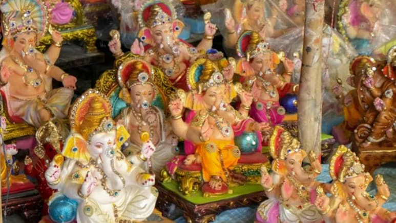 Ganesha Murti : गणपती बाप्पाची मूर्ती निवडताना चुकू नका, 'हे' नियम पाळल्यास घरात येईल सुख-समृद्धी Ganesha Murti : गणपती बाप्पाची मूर्ती निवडताना चुकू नका, 'हे' नियम पाळल्यास घरात येईल सुख-समृद्धी