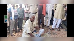 SDM के सामने किसान ने रखी पगड़ी, घुटनों पर बैठा,&nbsp;खेरवा क्रेशर के विरोध में जुटे थे कई लोग