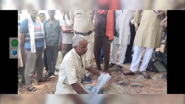SDM के सामने किसान ने रखी पगड़ी, घुटनों पर बैठा, खेरवा क्रेशर के विरोध में जुटे थे कई लोग