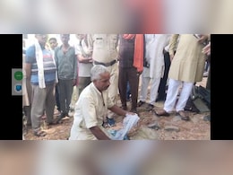 SDM के सामने किसान ने रखी पगड़ी, घुटनों पर बैठा, खेरवा क्रेशर के विरोध में जुटे थे कई लोग SDM के सामने किसान ने रखी पगड़ी, घुटनों पर बैठा, खेरवा क्रेशर के विरोध में जुटे थे कई लोग