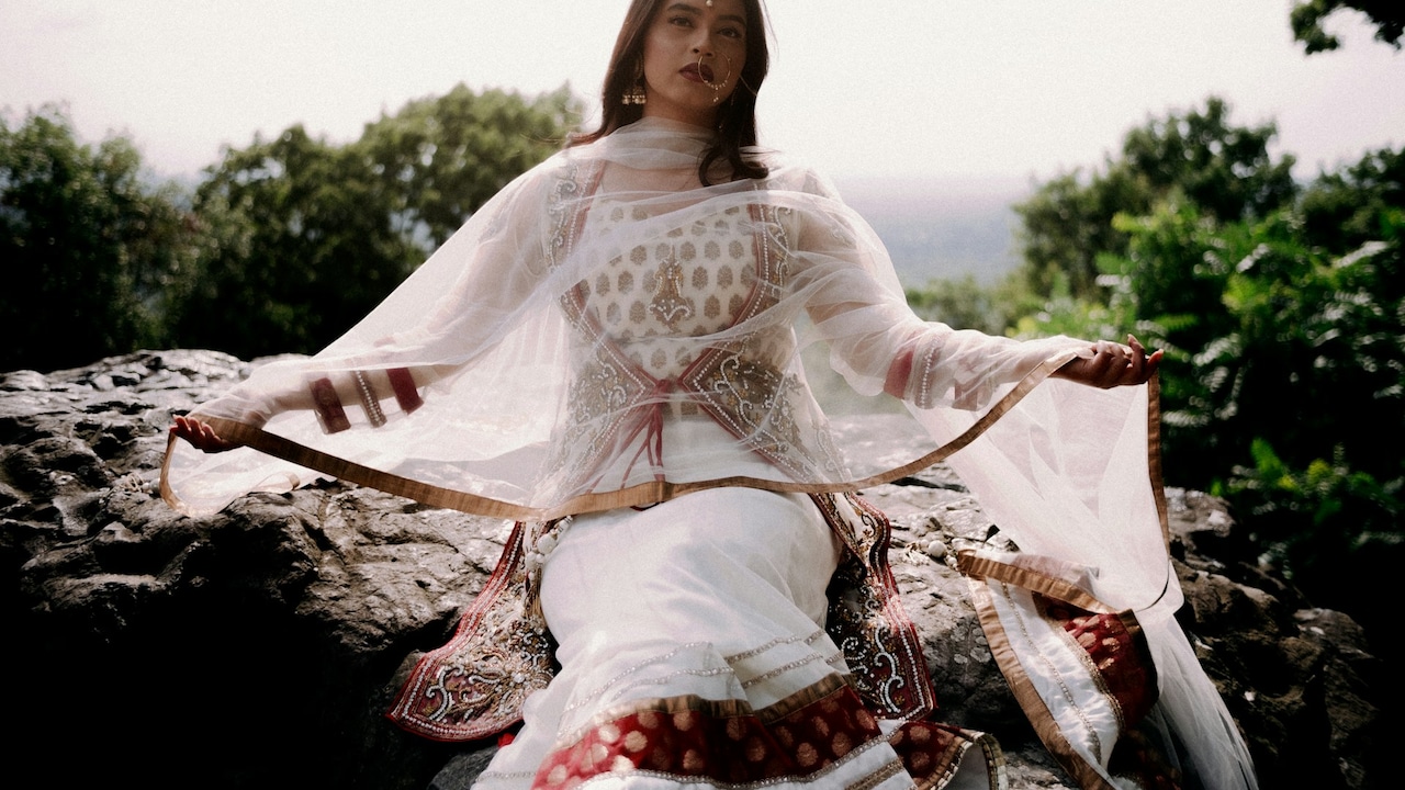Follow these tips to feel comfortable in your heavy lehenga