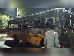 पेट्रोल पंप के पास खड़ी स्कूल बस में लगी आग, बड़ा हादसा टला पेट्रोल पंप के पास खड़ी स्कूल बस में लगी आग, बड़ा हादसा टला
