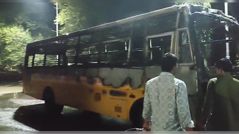 पेट्रोल पंप के पास खड़ी स्कूल बस में लगी आग, बड़ा हादसा टला पेट्रोल पंप के पास खड़ी स्कूल बस में लगी आग, बड़ा हादसा टला
