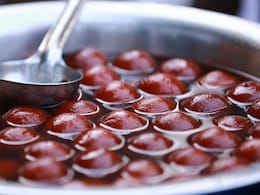 बासी रोटियों से यूं बनाएं बाहर जैसे गुलाब जामुन | Gulab Jamun Recipe बासी रोटियों से यूं बनाएं बाहर जैसे गुलाब जामुन | Gulab Jamun Recipe