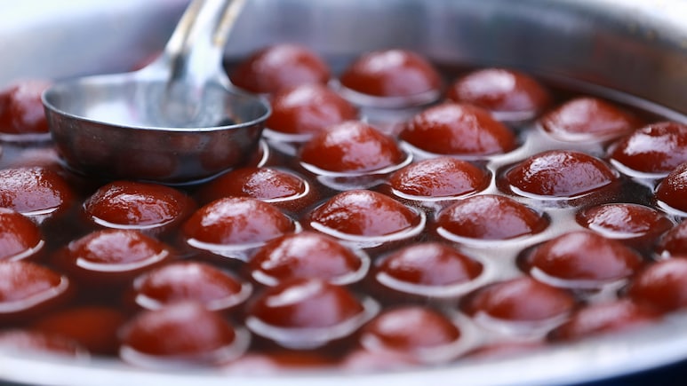 बासी रोटियों से यूं बनाएं बाहर जैसे गुलाब जामुन | Gulab Jamun Recipe बासी रोटियों से यूं बनाएं बाहर जैसे गुलाब जामुन | Gulab Jamun Recipe