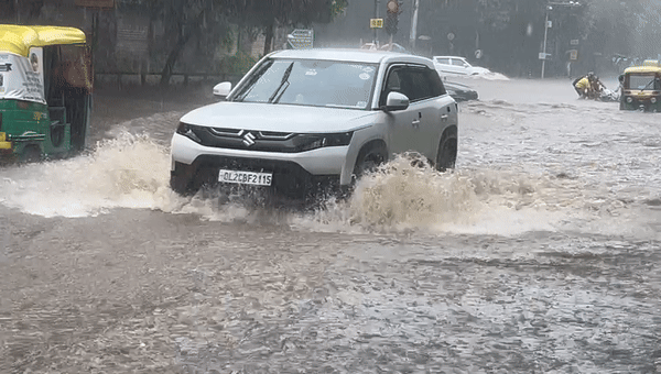 क्या दिल्ली, क्या गुरुग्राम और गाजियाबाद...  बारिश से दरिया बना दिल्ली-NCR, देखें 8 खौफनाक वीडियो