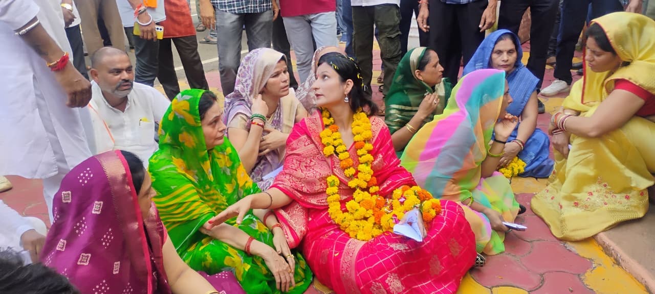 नगर पालिका अध्यक्ष को हटाने के लिए पार्षदों ने सौंपा इस्तीफा नगर पालिका अध्यक्ष को हटाने के लिए पार्षदों ने सौंपा इस्तीफा