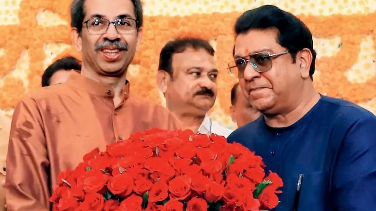 Raj-Uddhav Thackeray: ठाकरे बंधुंची पुन्हा भेट; उद्धव ठाकरे सहकुटुंब राज ठाकरेंच्या घरी VIDEO Raj-Uddhav Thackeray: ठाकरे बंधुंची पुन्हा भेट; उद्धव ठाकरे सहकुटुंब राज ठाकरेंच्या घरी VIDEO