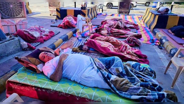 Rajasthan: टोल पर खाया खाना, हाईवे पर विधायकों ने लगाया बिस्तर; लोगों संग गुजारी रात Rajasthan: टोल पर खाया खाना, हाईवे पर विधायकों ने लगाया बिस्तर; लोगों संग गुजारी रात