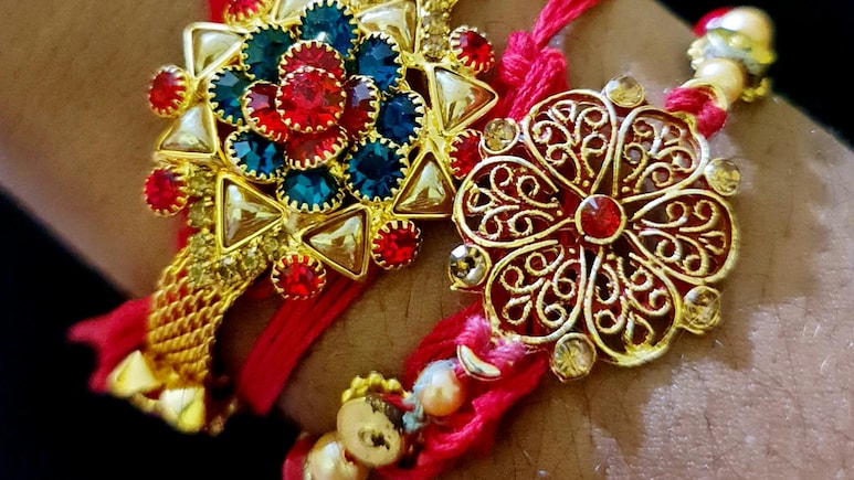 रक्षाबंधन पर राखी बांधने का शुभ मुहूर्त है इतने घंटे का, भाई की राशि के अनुसार चुनें ये खास रक्षा सूत्र रक्षाबंधन पर राखी बांधने का शुभ मुहूर्त है इतने घंटे का, भाई की राशि के अनुसार चुनें ये खास रक्षा सूत्र