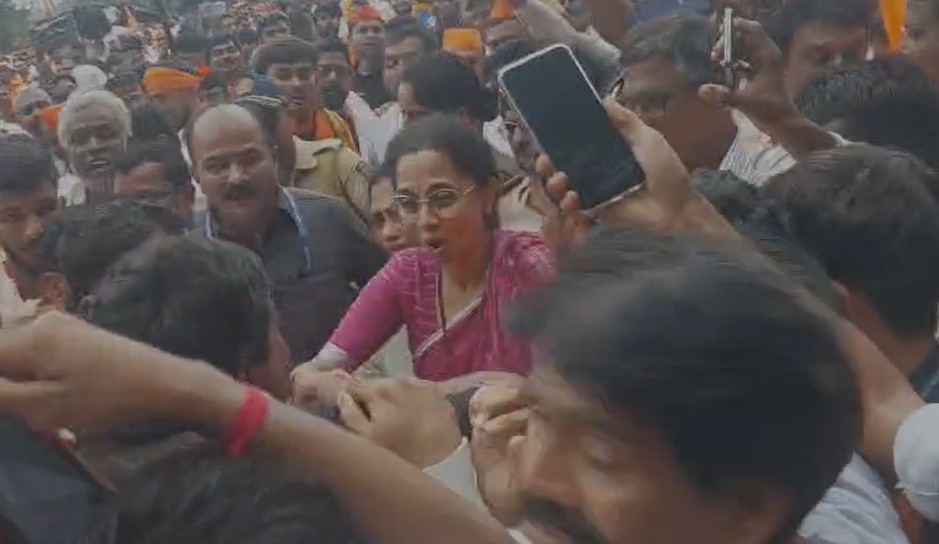 मराठा आरक्षण का मुद्दा गरमाया, मुंबई लौटे डिप्टी CM, जरांगे से मिलने पहुंचीं सुप्रिया सुले को भीड़ ने घेरा