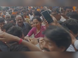 मराठा आरक्षण का मुद्दा गरमाया, मुंबई लौटे दोनों डिप्टी CM, जरांगे से मिलने पहुंचीं सुप्रिया सुले को भीड़ ने घेरा मराठा आरक्षण का मुद्दा गरमाया, मुंबई लौटे दोनों डिप्टी CM, जरांगे से मिलने पहुंचीं सुप्रिया सुले को भीड़ ने घेरा