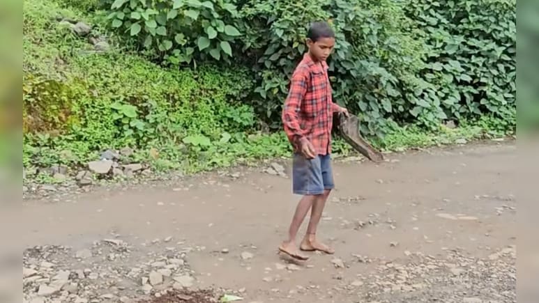 Satpuda Ghat News: चिमुकल्या हाताची प्रशासनाला चपराक! भीक मागून वाचवतोय अनेकांचे जीव Satpuda Ghat News: चिमुकल्या हाताची प्रशासनाला चपराक! भीक मागून वाचवतोय अनेकांचे जीव