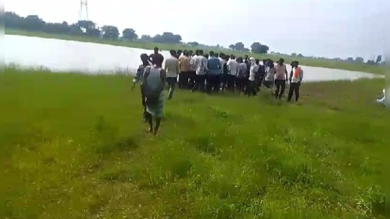 MP News: घर से तालाब में नहाने गए थे तीन नाबालिग दोस्त, एक-एक कर गहरे पानी में समा गए तीनों MP News: घर से तालाब में नहाने गए थे तीन नाबालिग दोस्त, एक-एक कर गहरे पानी में समा गए तीनों